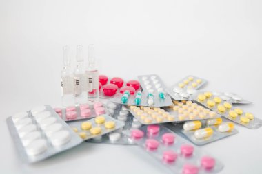 Tıbbi ilaçlar ve haplar.