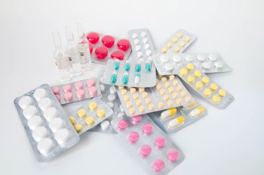 Tıbbi ilaçlar ve haplar.