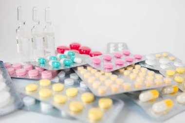 Tıbbi ilaçlar ve haplar.