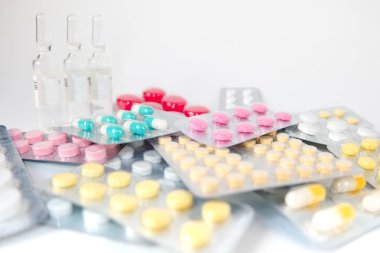 Tıbbi ilaçlar ve haplar.