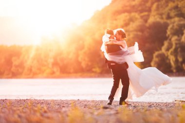 Sadece evli çift Beach nehir arka plan üzerinde iplik