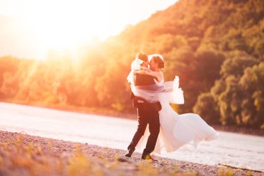 Sadece evli çift Beach nehir arka plan üzerinde iplik