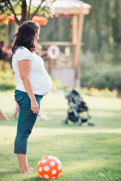 Pregnant woman in park — Zdjęcie stockowe
