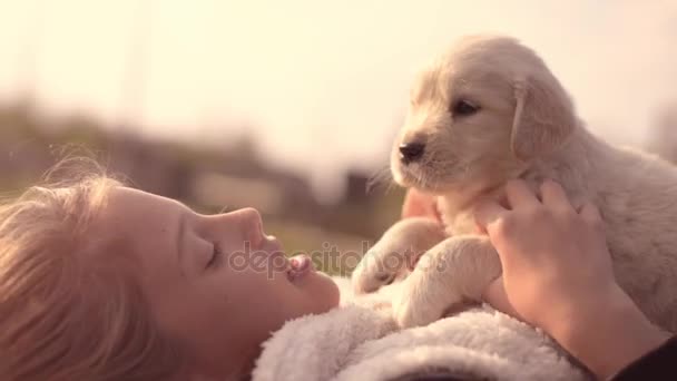 Niña con cachorro — Vídeos de Stock