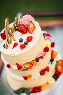 Kremalı ve dutlu kek