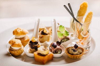 tatlı meze tepsisi üzerinde 