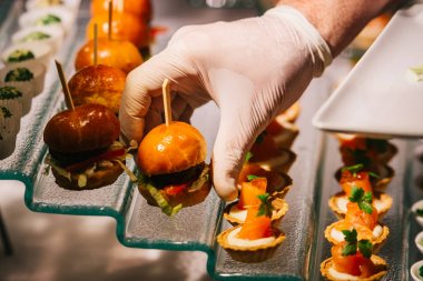 küçük meze hamburger ve tart 