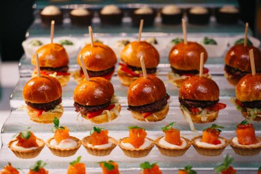 küçük meze hamburger ve tart 