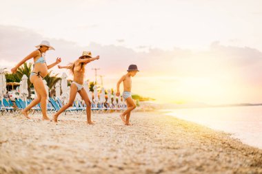 Hamile anne çocukları ile 