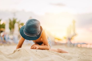 küçük çocuk sahil üzerinde oynama 