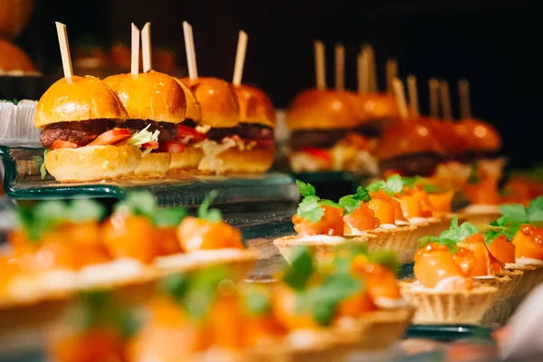 Pequeños aperitivos hamburguesas y tartas — Foto de Stock