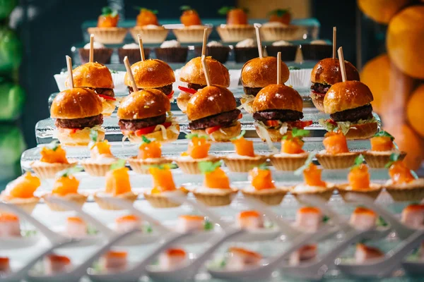 Hambúrgueres pequenos aperitivos e tortas — Fotografia de Stock