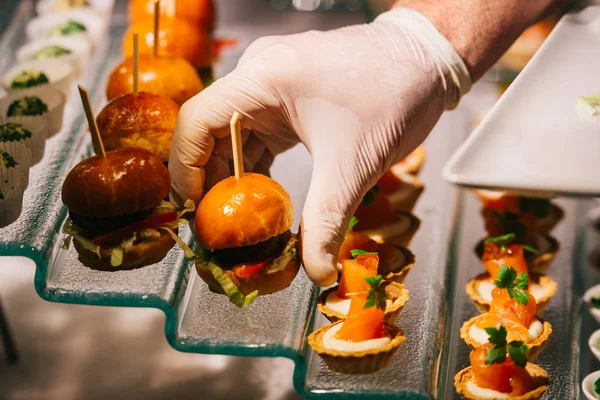 Pequeños aperitivos hamburguesas y tartas —  Fotos de Stock