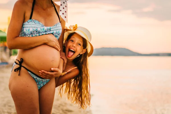Dziewczynka i jej matką w ciąży — Zdjęcie stockowe