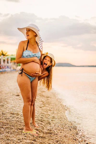 Dziewczynka i jej matką w ciąży — Zdjęcie stockowe
