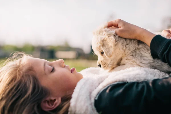 Carino bambina con cucciolo — Foto Stock