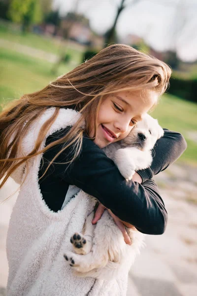 Милая маленькая девочка с щенком — стоковое фото