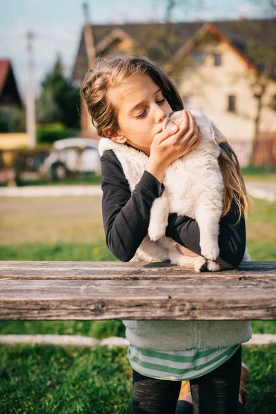 Niedliches kleines Mädchen mit Welpen — Stockfoto