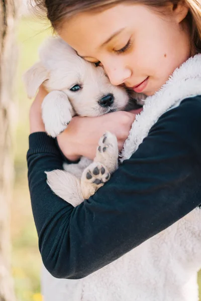 Милая маленькая девочка с щенком — стоковое фото