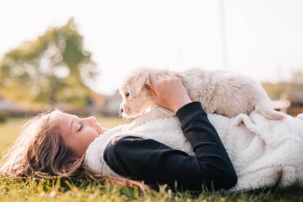 Carino bambina con cucciolo — Foto Stock