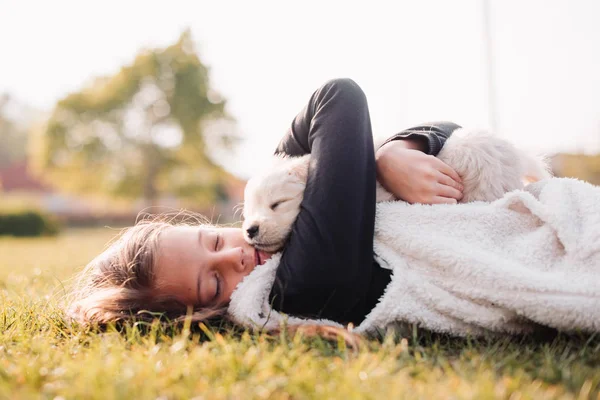 Niedliches kleines Mädchen mit Welpen — Stockfoto