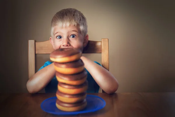 Jong kind jongen eten Donuts — Stockfoto