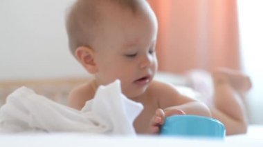 Bebek Bebek yatağında oynarken