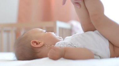 Anne bebek çocuk bezi değiştirme