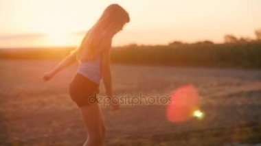 field yakınındaki yolda kaykay kız 