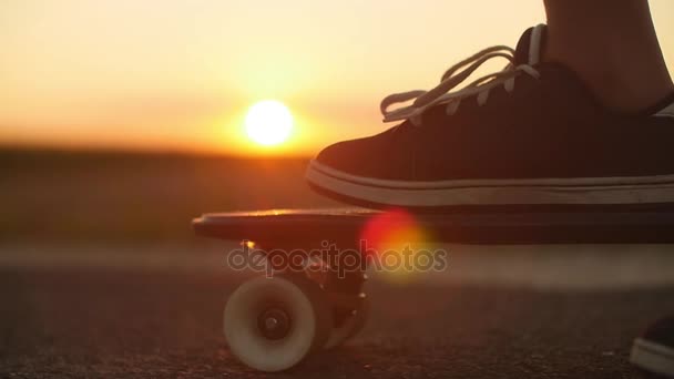 Vrouwelijke been staande op skateboard — Stockvideo