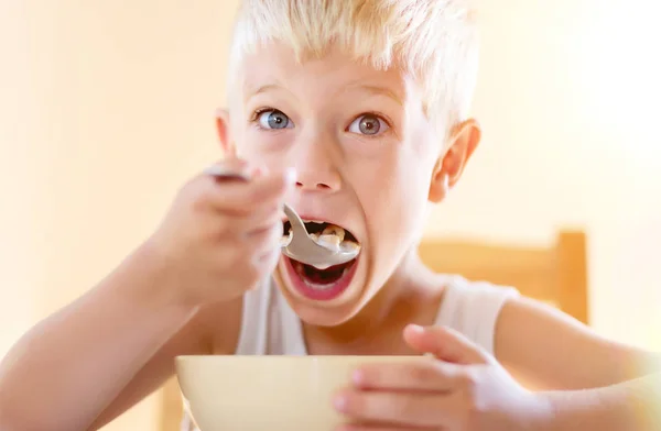 Mignon Enfant Garçon Tenant Cuillère Manger Nourriture Jour Ensoleillé — Photo