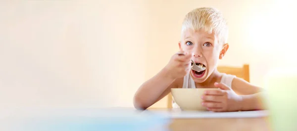 Carino Bambino Ragazzo Tenendo Cucchiaio Mangiare Cibo Giorno Soleggiato — Foto Stock