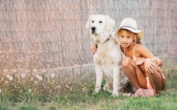 Kleines Mädchen Mit Golden Retriever Hund Sommer Freien — Stockfoto