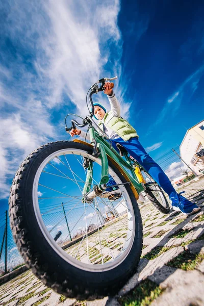 Bisiklet Tekerleği Ile Bahar Güneşli Çocuğa Close — Stok fotoğraf