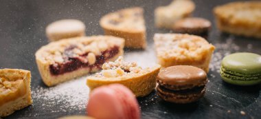 Fırında pasta dilimlerini ve renkli macaroons kapat  