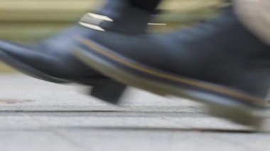 Şehir Merkezinde Yürüyen İnsanlar, Yavaş Hareket