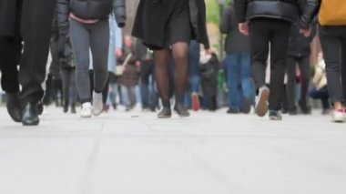 Şehir Merkezinde Yürüyen İnsanlar, Yavaş Hareket