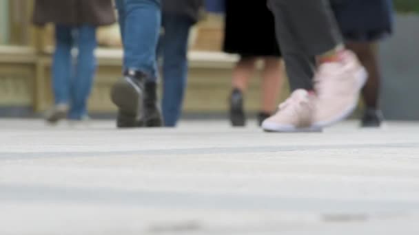 Multitud Personas Caminando City Downtown Street Cámara Lenta — Vídeo de stock