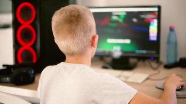 Jeune Garçon Blonde Jouer Des Jeux Vidéo Sur Ordinateur — Video