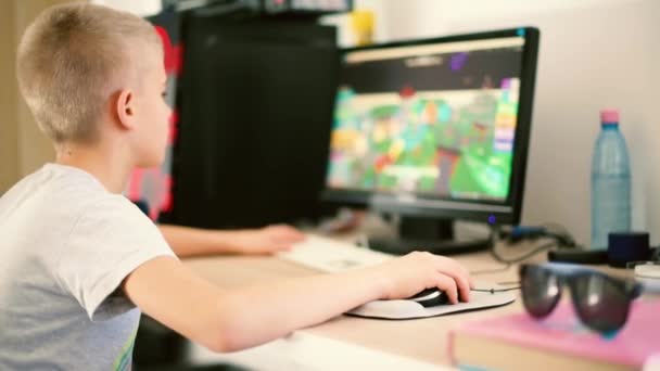 年轻的金发男孩在电脑主机上玩电子游戏 — 图库视频影像