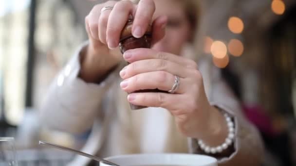 Närbild Bilder Vackra Unga Kvinna Sätta Peppar Mat Restaurang — Stockvideo