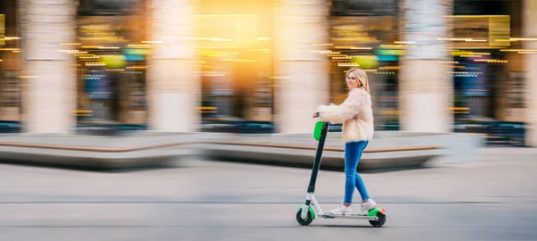 Chica Joven Montando Scooter Eléctrico Centro Ciudad Calle Urbana —  Fotos de Stock