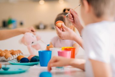 Aile Paskalya Dekorasyonu Üç çocuklu Yumurta Anne