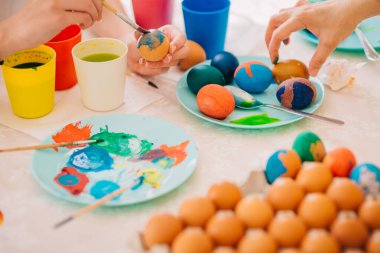 Aile Paskalya Dekorasyonu Üç çocuklu Yumurta Anne