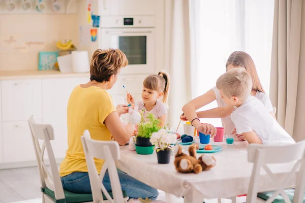 Familie Pasen Decoratie Schilderen Eieren Mam Met Drie Kinderen — Stockfoto