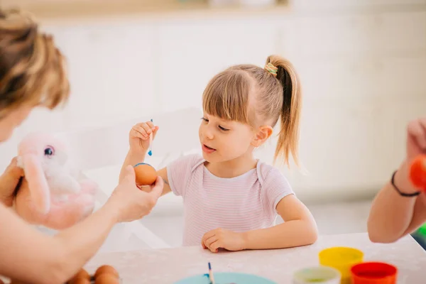 Familie Pasen Decoratie Schilderen Eieren Mam Met Drie Kinderen — Stockfoto