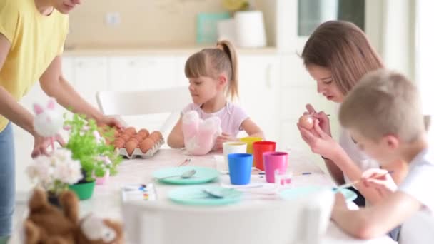 家中美丽的家庭彩绘彩蛋镜头 — 图库视频影像