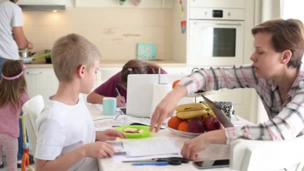 Filmagens Família Passando Tempo Juntos Trabalhando Estudando Cozinha Casa Durante — Vídeo de Stock