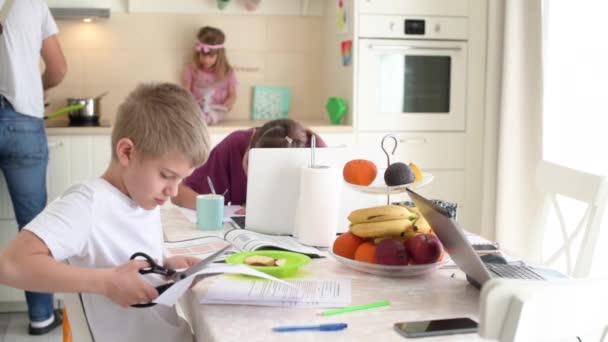 Filmagens Família Passando Tempo Juntos Trabalhando Estudando Cozinha Casa Durante — Vídeo de Stock