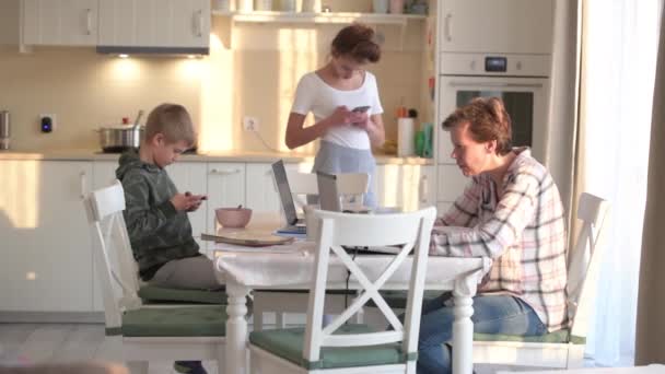 Filmagens Família Passando Tempo Juntos Trabalhando Estudando Cozinha Casa Durante — Vídeo de Stock